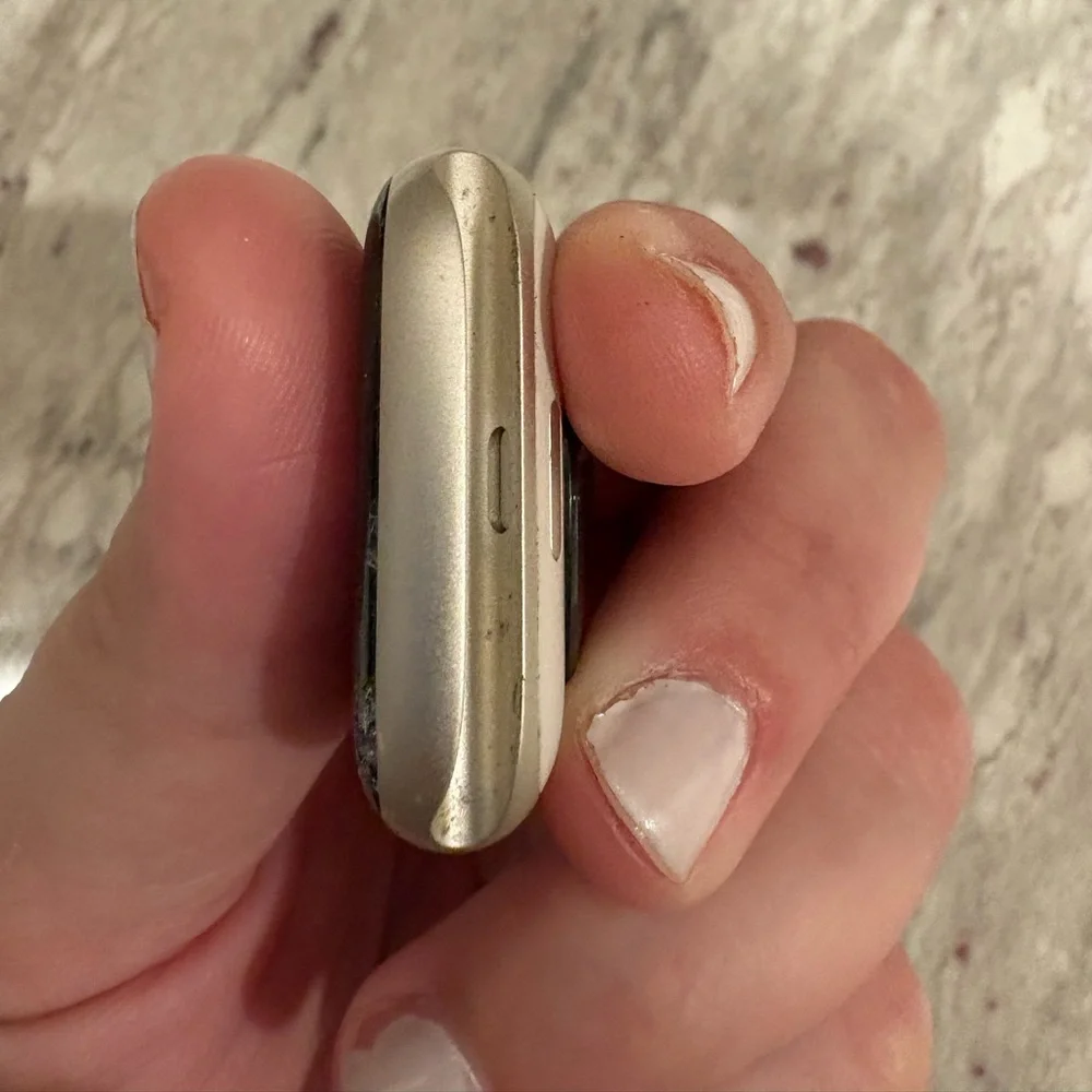 Apple Watch SE (2nd Gen) [GPS 44mm] w/Starlight Aluminum Case M/L Cracked Screen